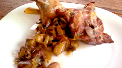 Asado de cordero con cebolla tierna