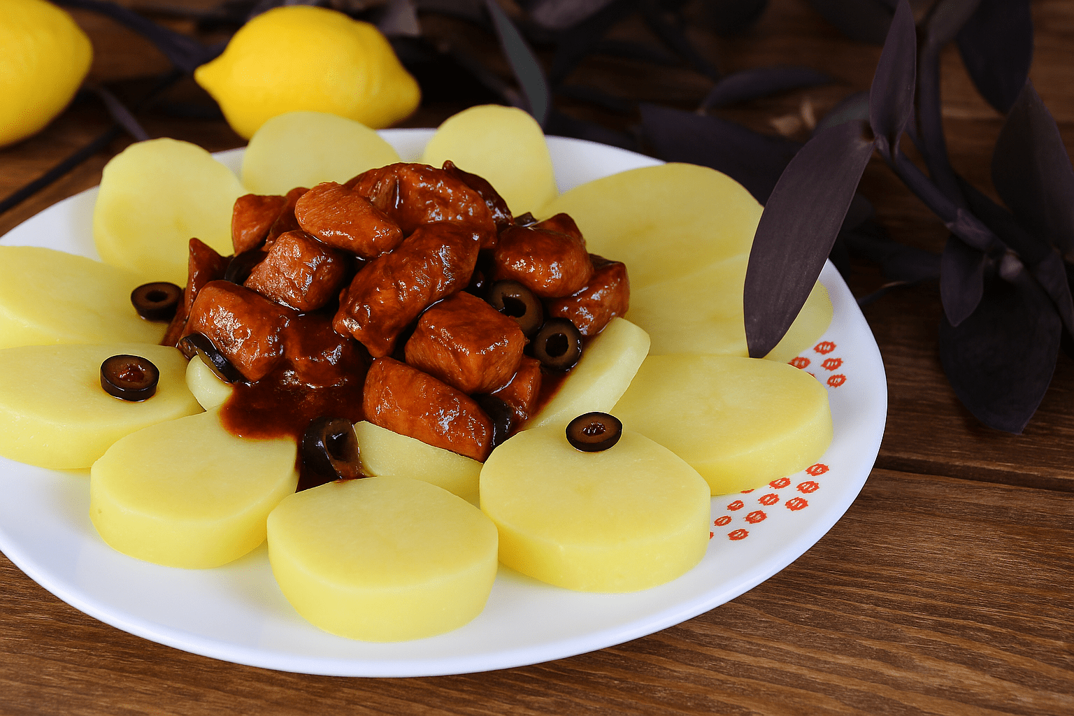 Pechuga de pollo al limón con patatas cocidas y aceitunas negras