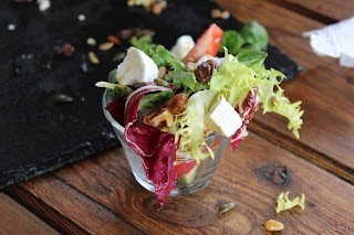 Ensalada de queso de cabra y fresas, ración individual.
