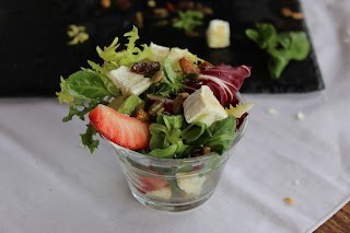 Ensalada fresca con rúcula, canónigos, escarola, queso de cabra, fresas y frutos secos