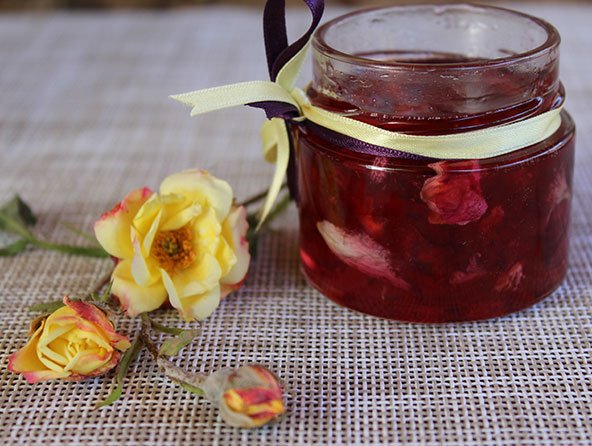 Mermelada de pétalos de rosa en frasco de cristal
