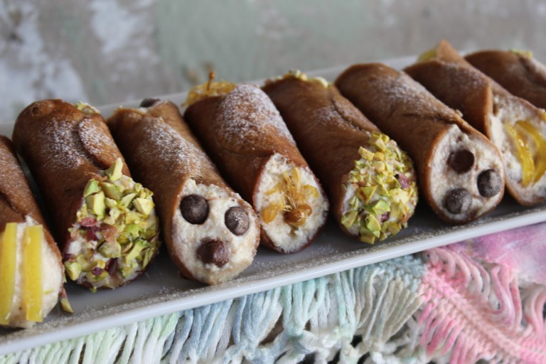 Cannoli siciliani rellenos de ricota con pistachos, chocolate y frutas confitadas