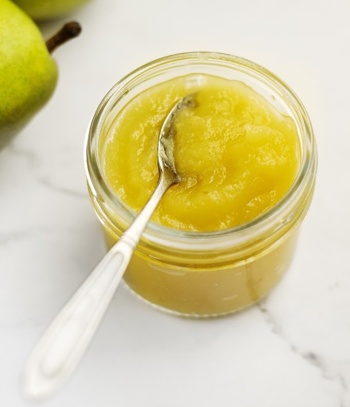 Pure o compota de manzana en frasco de cristal.