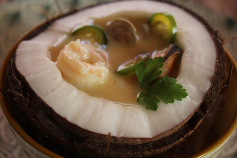 Sopa de marisco y leche de coco servida en coco natural