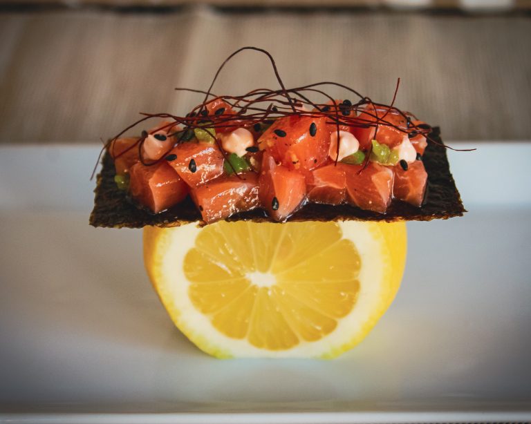 Tartar de Salmón: Un Bocado Exótico"; "Frescura en Cada Bocado: Tartar de Salmón con Toque Cítrico