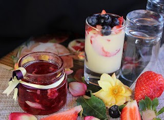 Crema inglesa con dulce de rosas