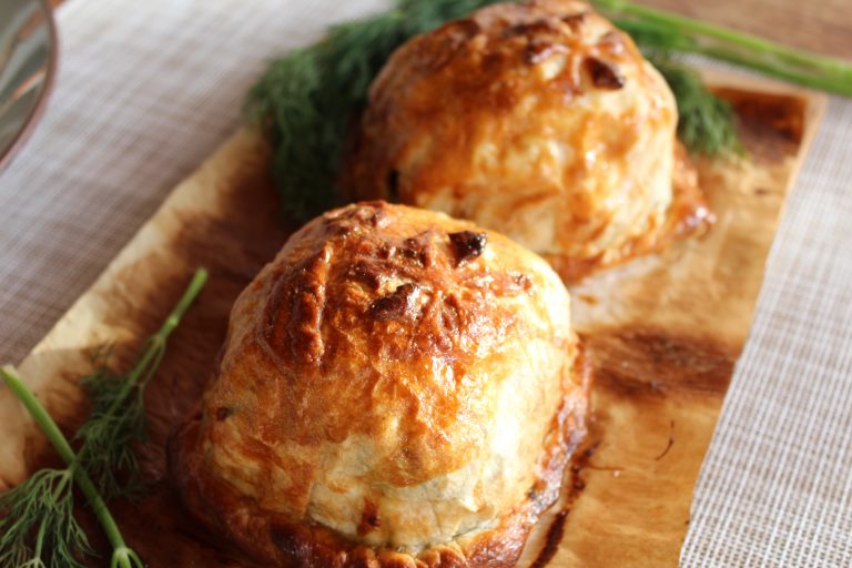 Salmon Wellington al Estilo Ruso (Kulebiak); Kulebiak: Salmón, Arroz y Verduras en Hojaldre.