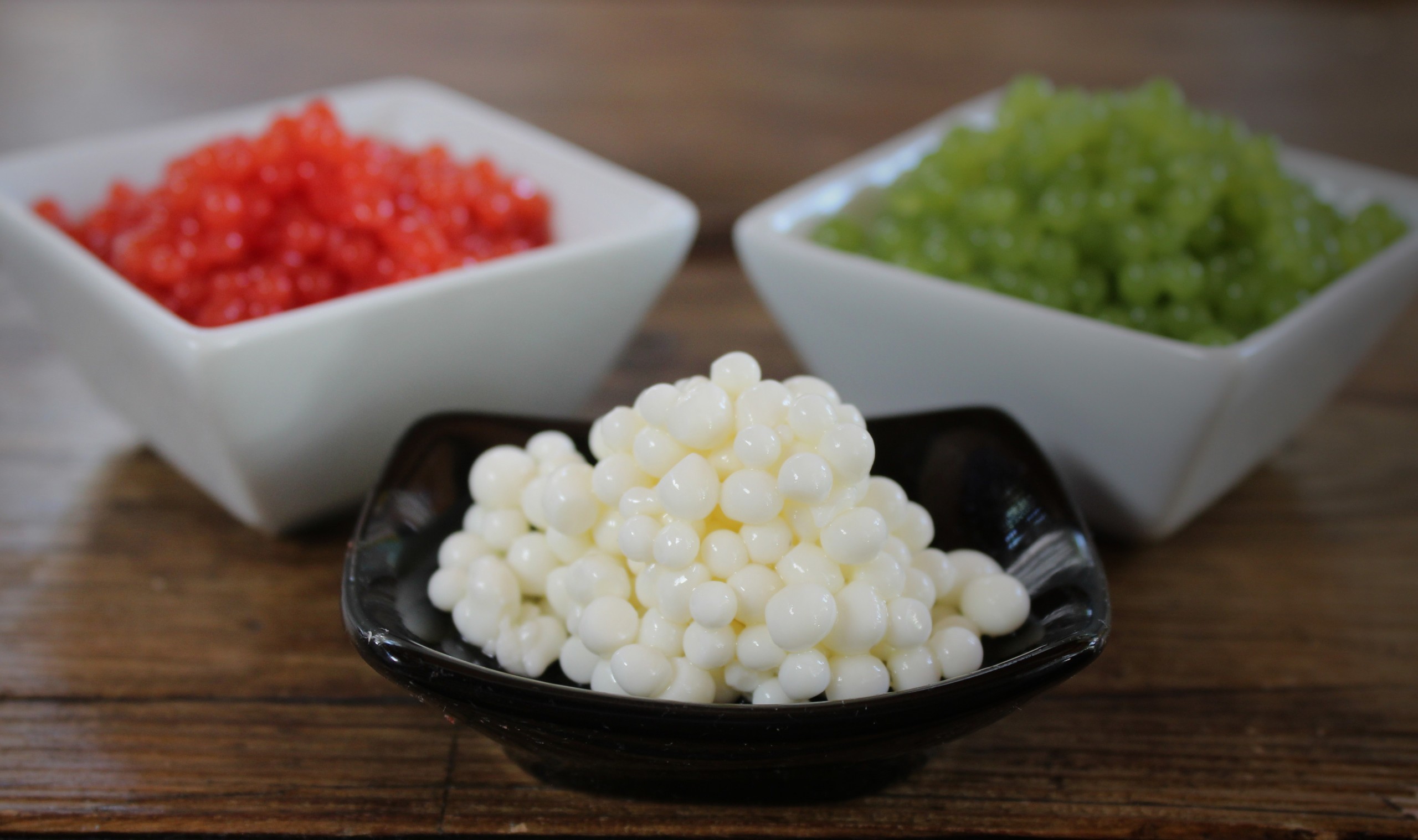 Perlas tipo caviar de tomate, pepino y feta para versión moderna de la ensalada Shopska