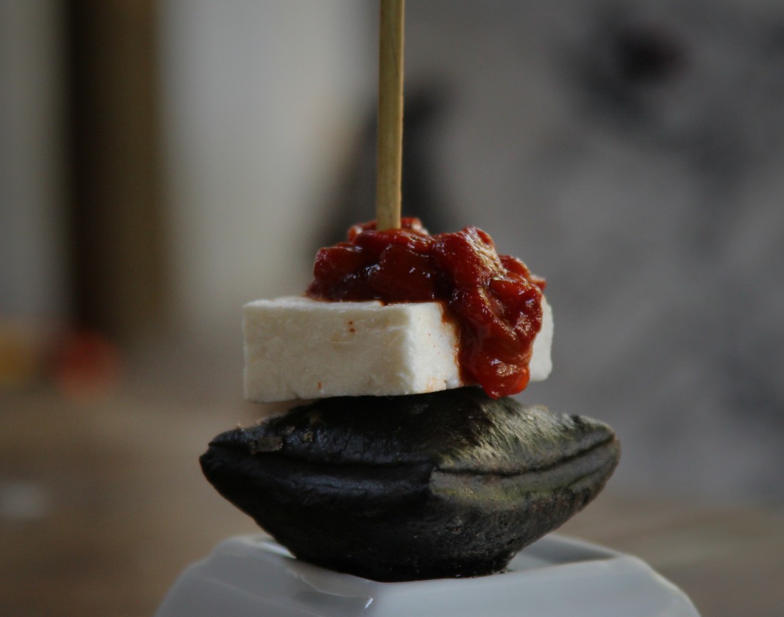 Almohadillas de pan negro recién horneadas