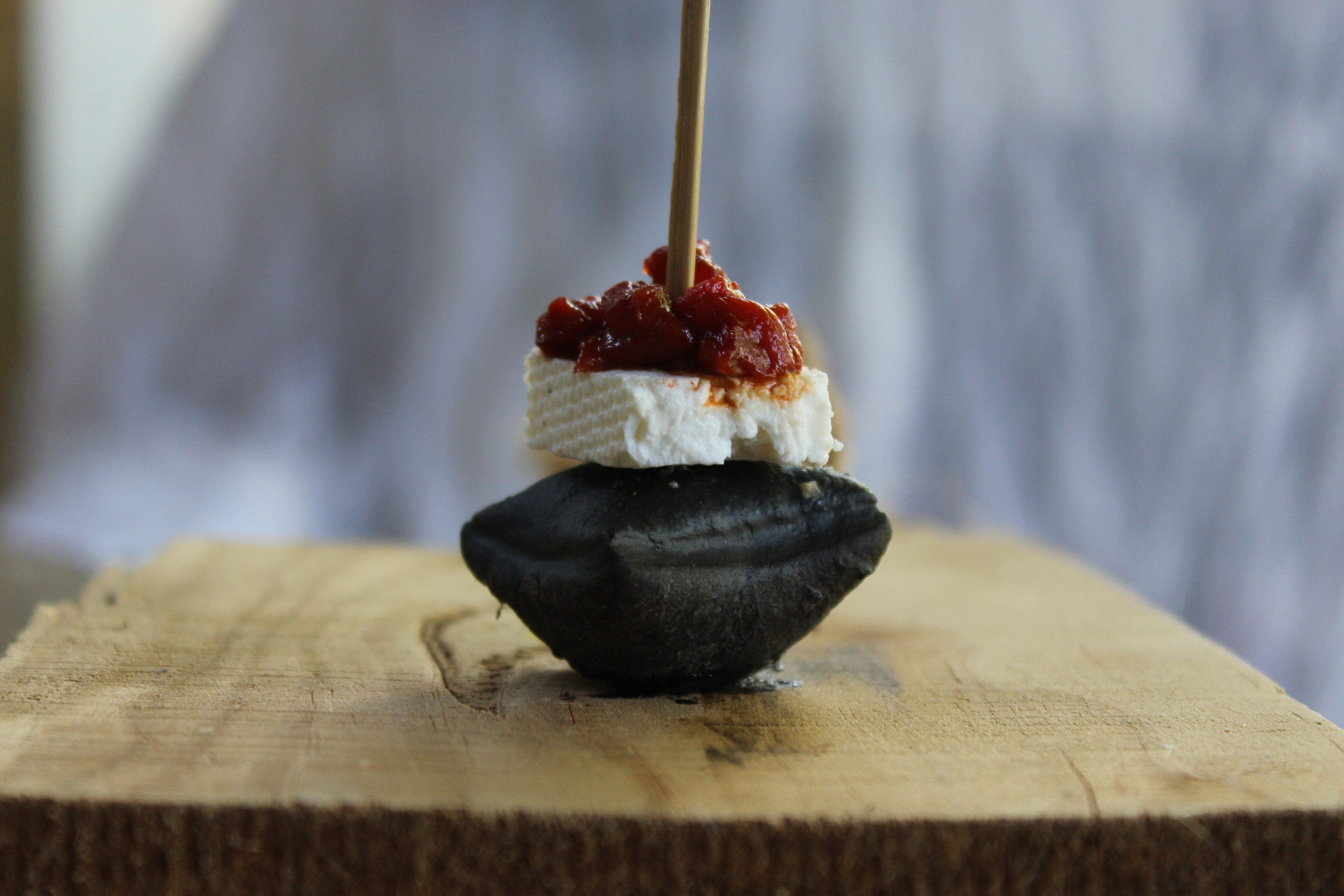 Almohadillas de pan negro rellenas de feta y mermelada