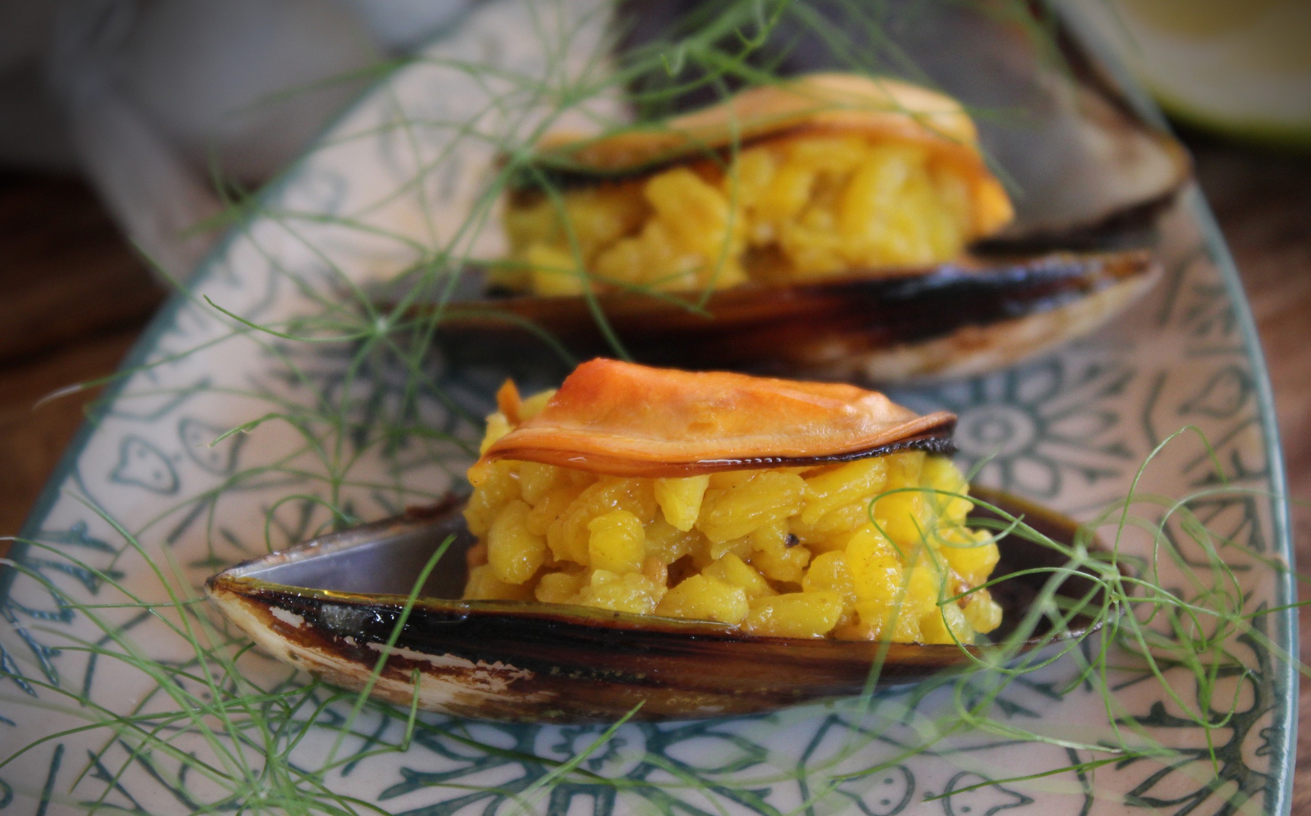 Mejillones rellenos de arroz estilo Midye Dolma