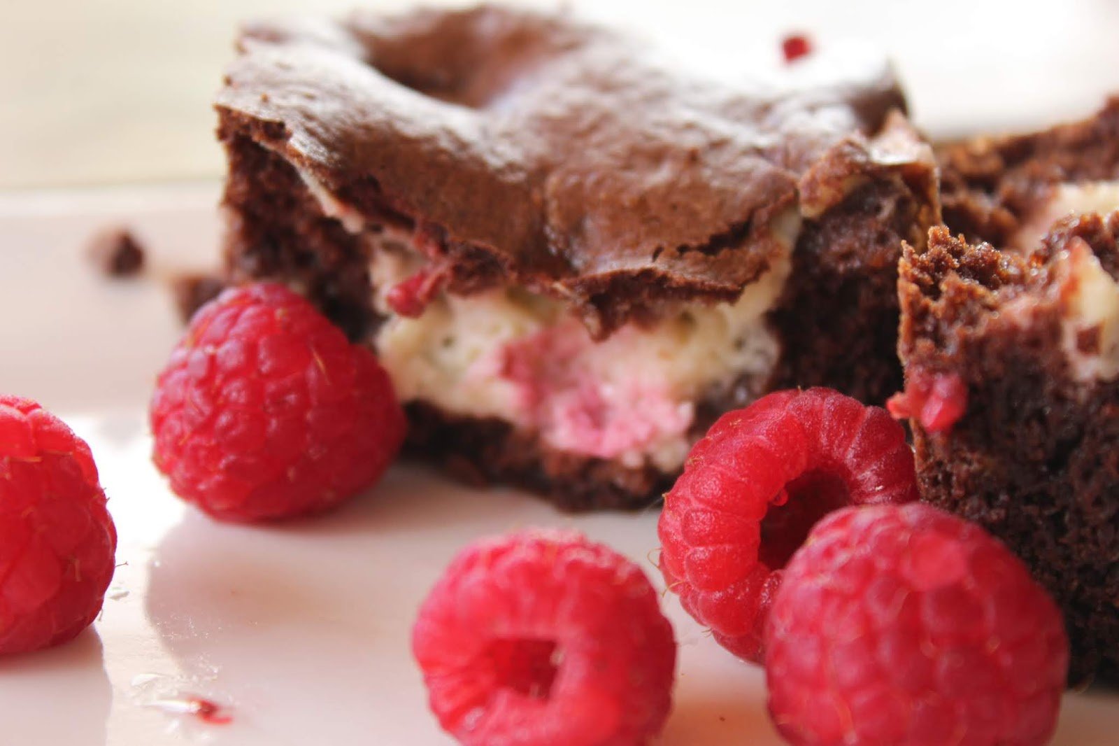 Brownie casero con chocolate, mascarpone y frambuesas frescas
