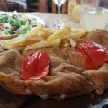 Cachopo asturiano tradicional con guarnicion