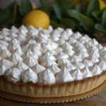 Tarta de limón con merengue italiano estilo profesional.