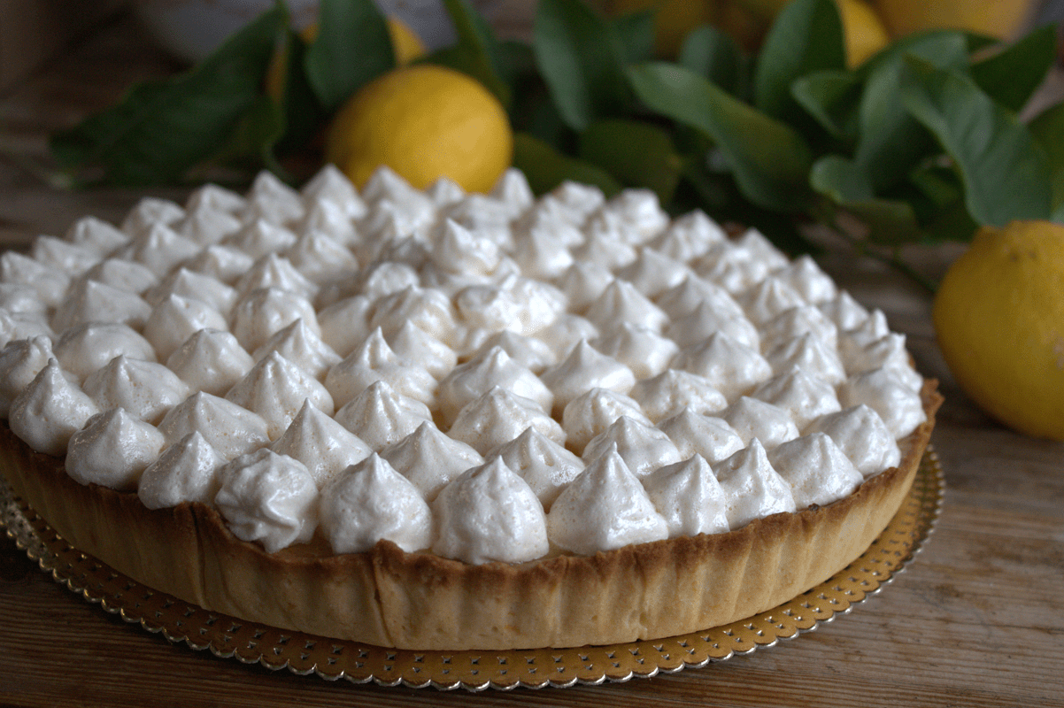 Tarta de limón con merengue italiano estilo profesional.